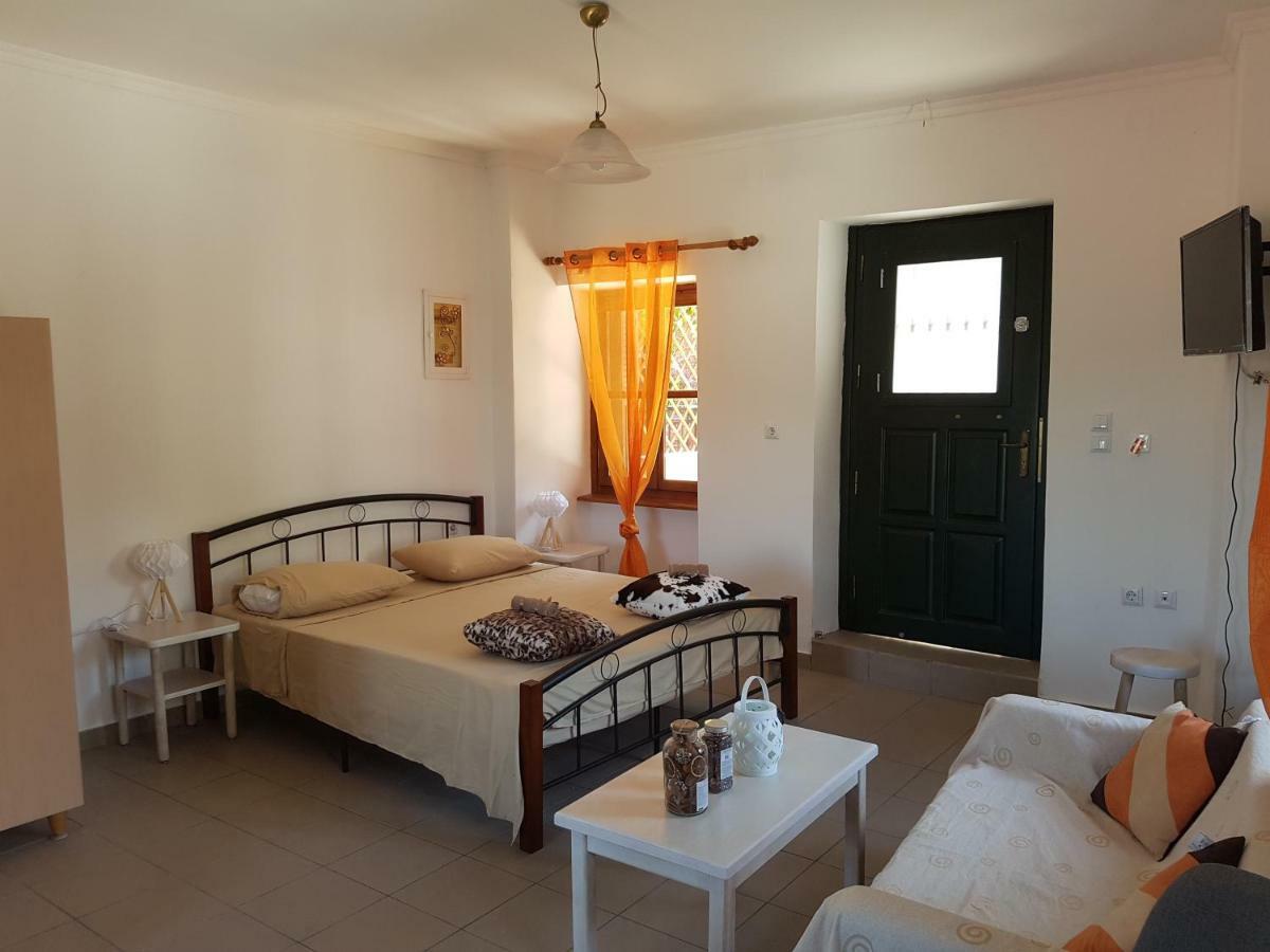Alkinoos Apartment Agios Matthaios  Exterior photo